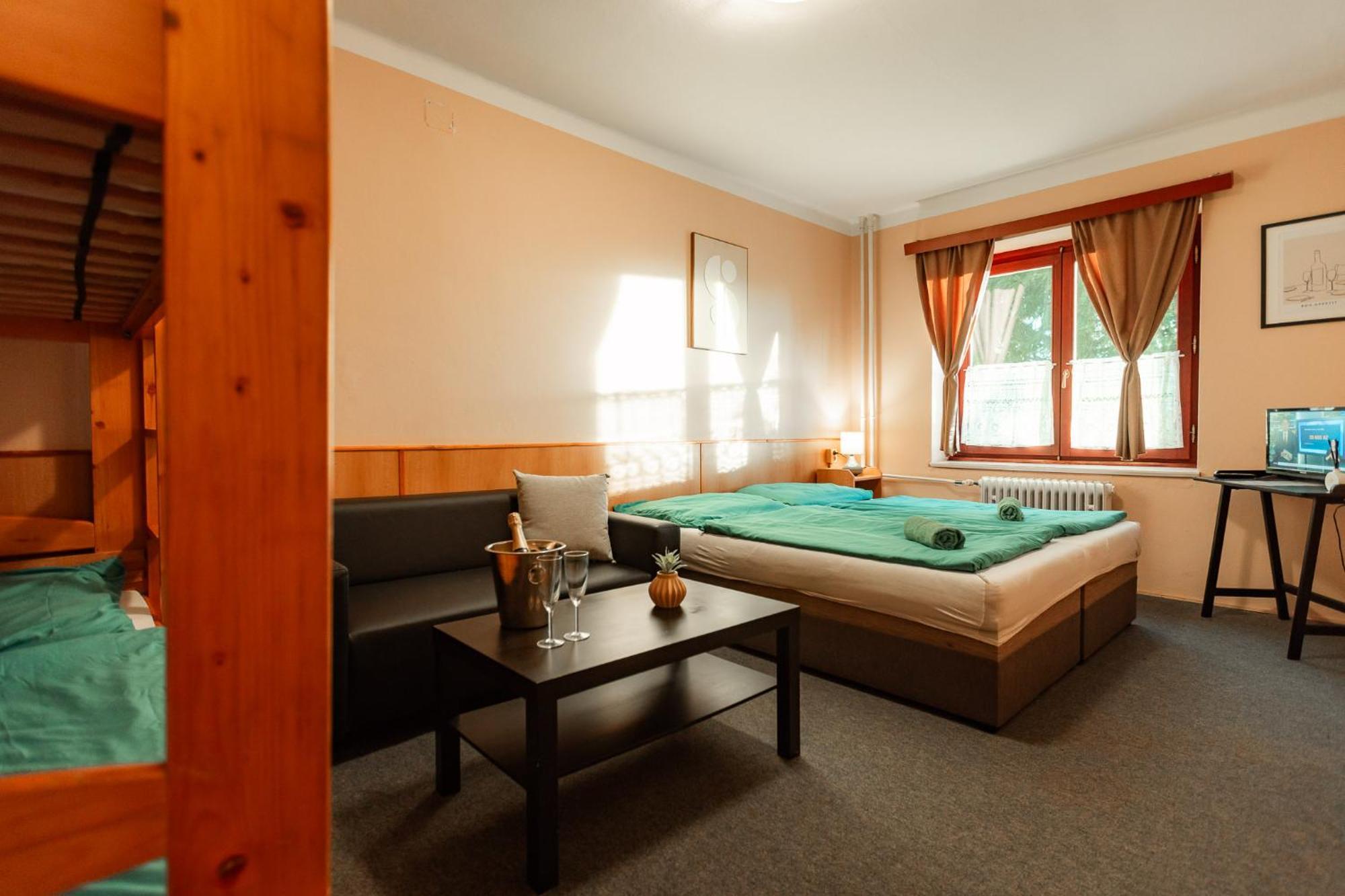 Hotel Rozkos Česká Skalice Ruang foto